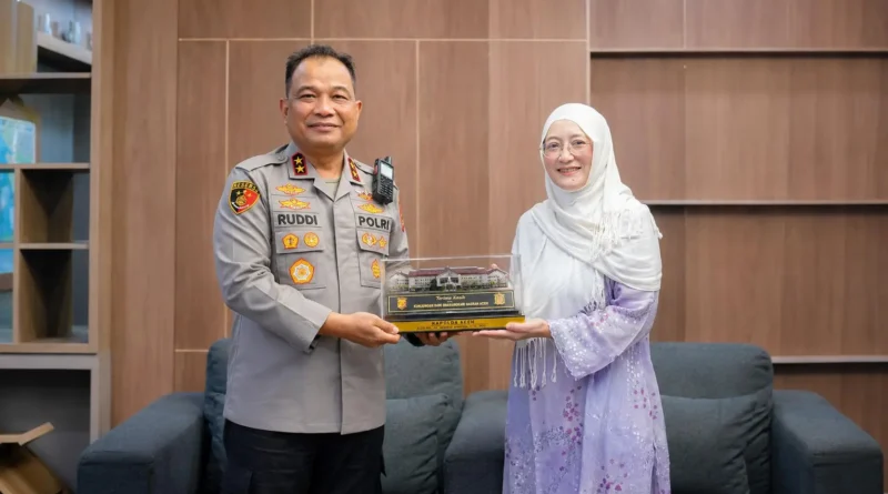 Kapolda Aceh Irjen Pol. Ruddi Setiawan, menerima kunjungan silaturahmi Kepala Ombudsman RI Perwakilan Aceh, Dian Rubianty, beserta rombongan di Ruang Kerja Kapolda Aceh, Mapolda Aceh, Jumat (24/7/2026). Foto: Ist