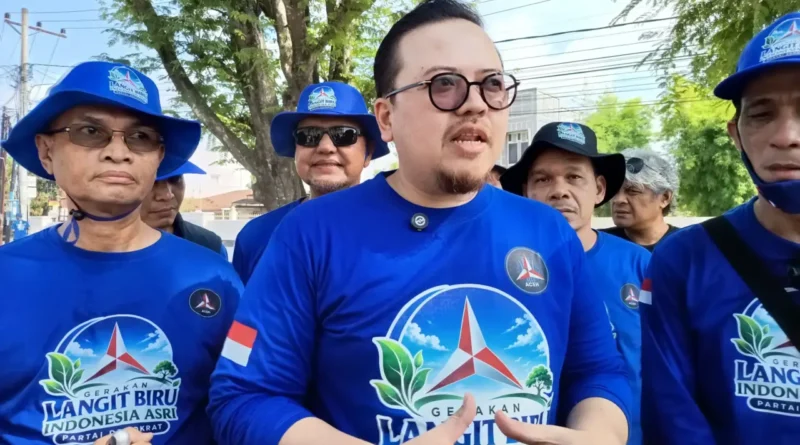 Pelaksana Tugas (Plt) Ketua DPD Partai Demokrat Aceh, Rian Syaf (tengah) Sumber Foto: EPL