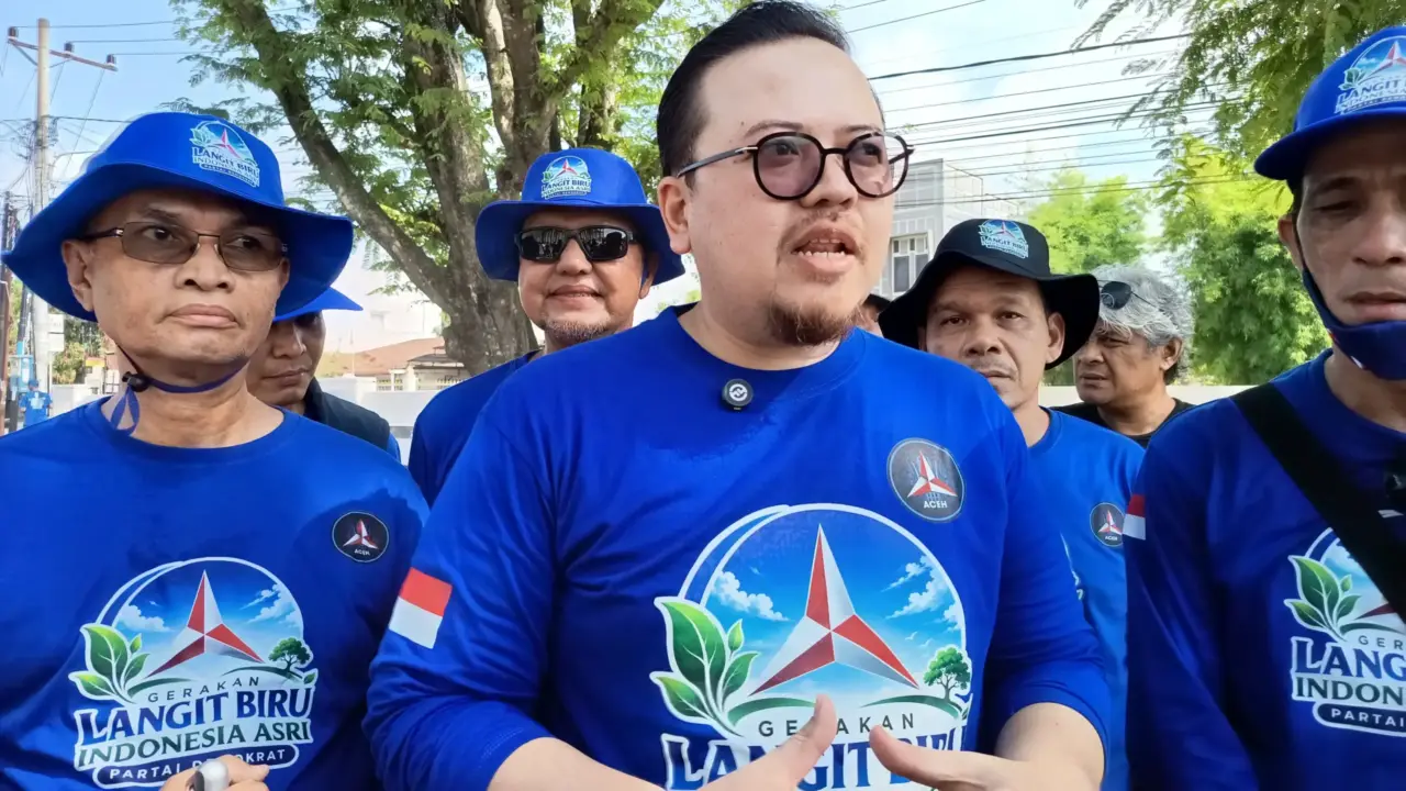 Pelaksana Tugas (Plt) Ketua DPD Partai Demokrat Aceh, Rian Syaf (tengah) Sumber Foto: EPL