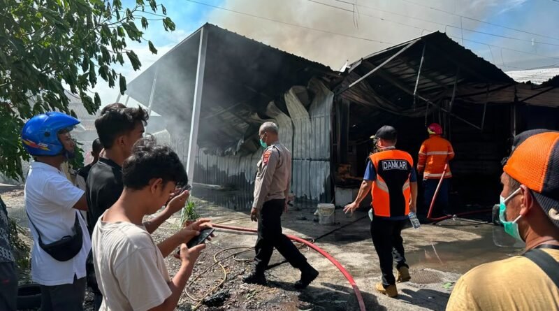 Kebakaran Lamteumen Timur Banda Aceh yang terjadi di Jalan Teuku Umar, Gampong Lamteumen Timur, Kecamatan Jaya Baru, Minggu (26/7/2026) Foto: Ist