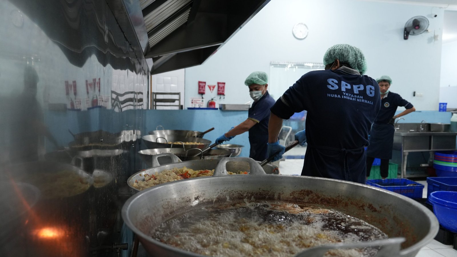 Suasana aktivitas penyedia Makan Bergizi Gratis (MBG) di salahsatu SPPG (Foto: Dok. Humas BGN)