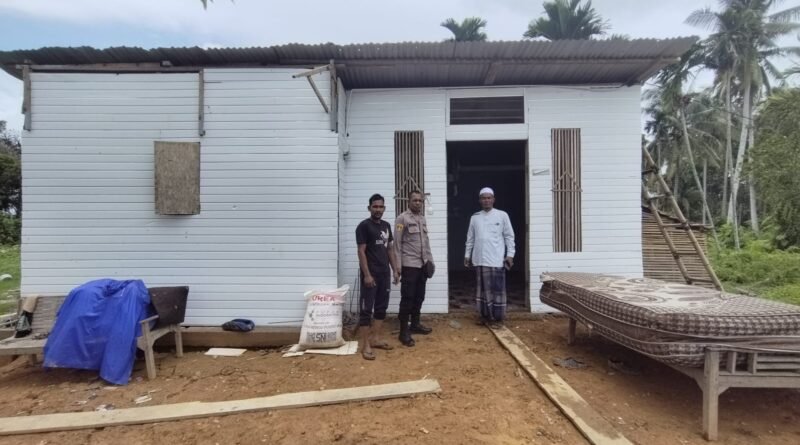 Bhabinkamtibmas Cek Kerusakan Rumah Warga di Matang Teungoh AB