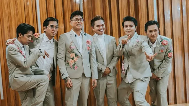 Kangen Band pakai jas © instagram.com/dodhyofficial