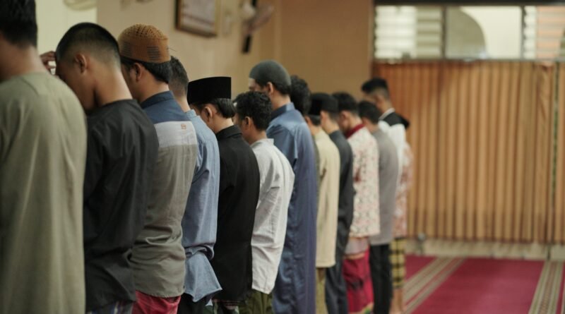 Suasana shalat berjamaah di Masjid Agung Pogung Raya