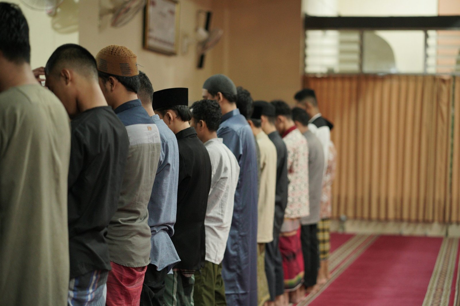 Suasana shalat berjamaah di Masjid Agung Pogung Raya
