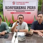 Sekretaris panitia, Tgk Edy Iswandy (kiri) Ketua DPD  IKAN Banda Aceh, Rusmadi (tengah) dan Ketua panitia, Zulfazli (kana). (Foto: Ist)