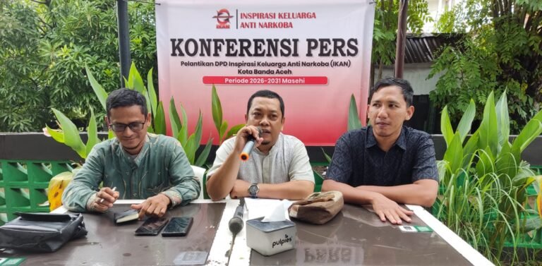 Sekretaris panitia, Tgk Edy Iswandy (kiri) Ketua DPD  IKAN Banda Aceh, Rusmadi (tengah) dan Ketua panitia, Zulfazli (kana). (Foto: Ist)