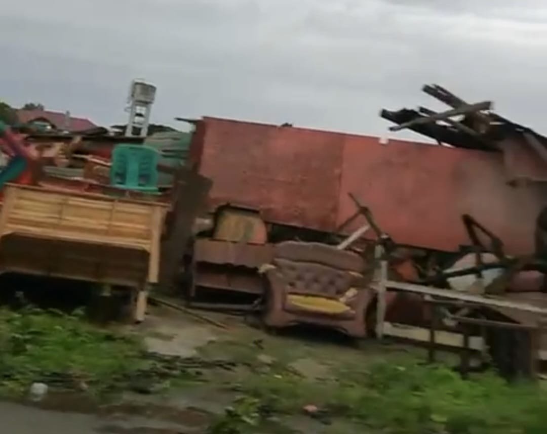 Angin Kencang Hantam Pusong, Bangunan dan Kios Roboh