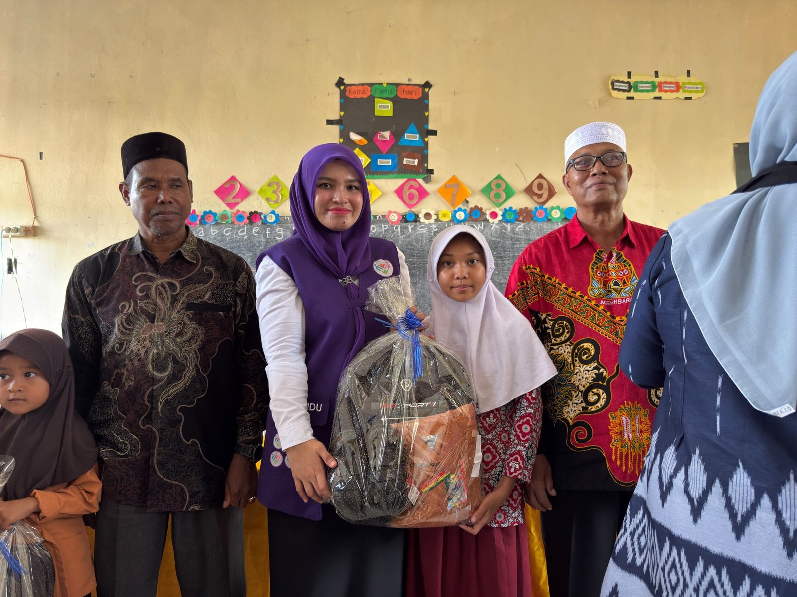 Bantuan Disalurkan untuk Korban Bencana di Pante Ceureumen