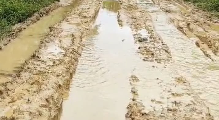 Guru Pengawas TKA Hadapi Jalan Berlumpur Menuju SMAN 2 Rantau Selamat