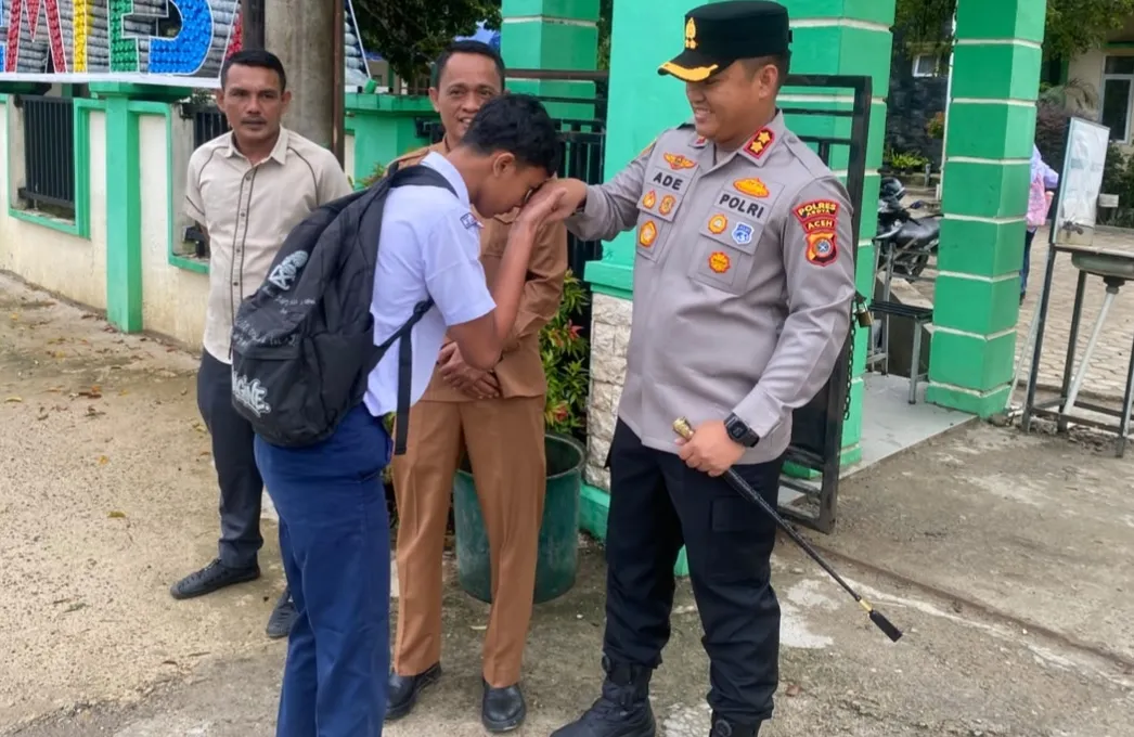 Kapolres Abdya Turun Langsung Atur Lalu Lintas di Sekolah
