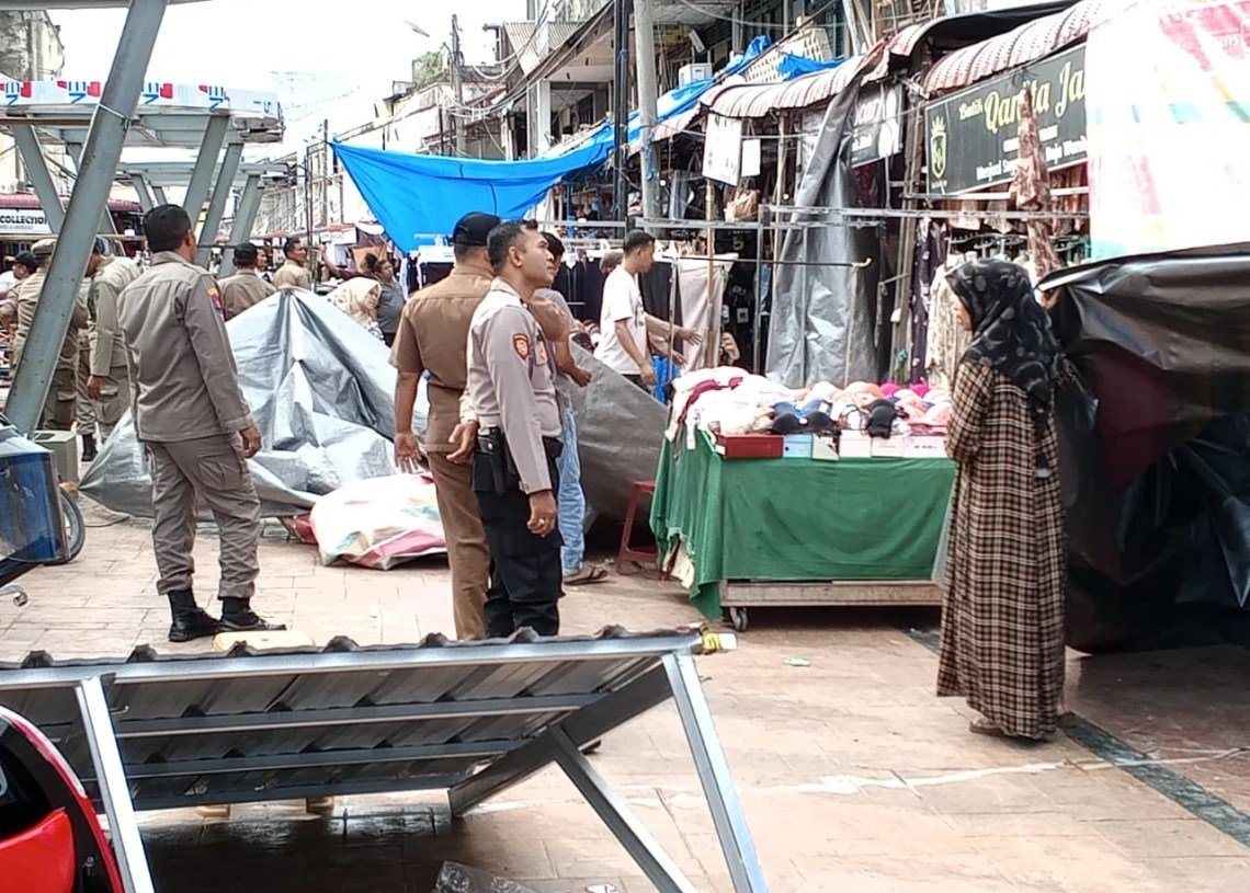Satpol PP-WH Banda Aceh Tertibkan Tujuh Lapak PKL